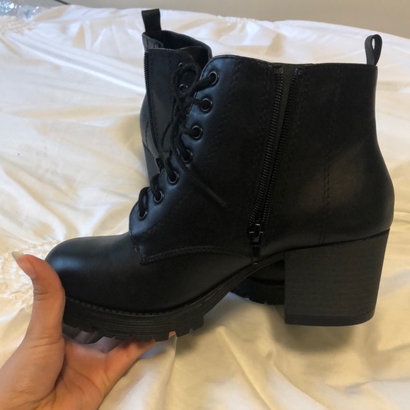 Boots - Picture 3 of 4